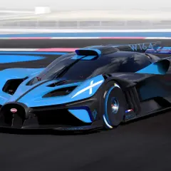 Niebiesko-czarny Bugatti Bolide z białymi akcentami pędzi po torze wyścigowym.