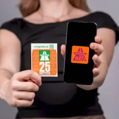 Ręce trzymają naklejkę z napisem "e-vignette.ch" i numerem "25", obok telefonu z aplikacją symbolizującą winietę szwajcaria.