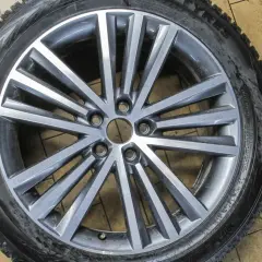 Felga aluminiowa z oponą zimową, idealna do Golfa 4. Rozstaw śrub golf 4 jest standardowy dla tego modelu.