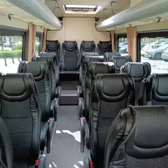 Komfortowe fotele w busie, idealne na trasę Warszawa-Gdańsk. Czysto i przestronnie.