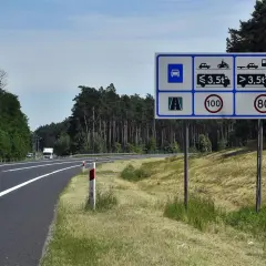 Droga ekspresowa jednojezdniowa z ograniczeniami prędkości 100 km/h dla pojazdów do 3,5t i 80 km/h dla ciężarówek.