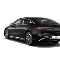 Elegancki, czarny Mercedes EQS 450+ z charakterystycznym pasem świateł z tyłu.