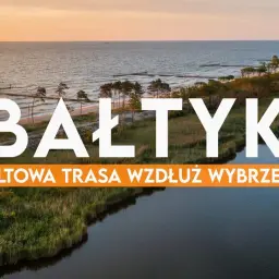 Zachód słońca nad Bałtykiem. Widok na morze, plażę, wydmy i las. Napis "BAŁTYK KULTOWA TRASA WZDŁUŻ WYBRZEŻA" sugeruje podróż po R10.