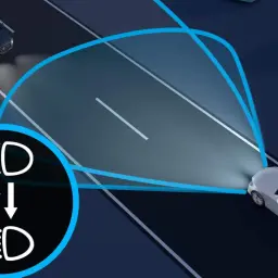 Ikony świateł drogowych i samochód z aktywnym systemem oświetlenia, który dostosowuje snop światła.