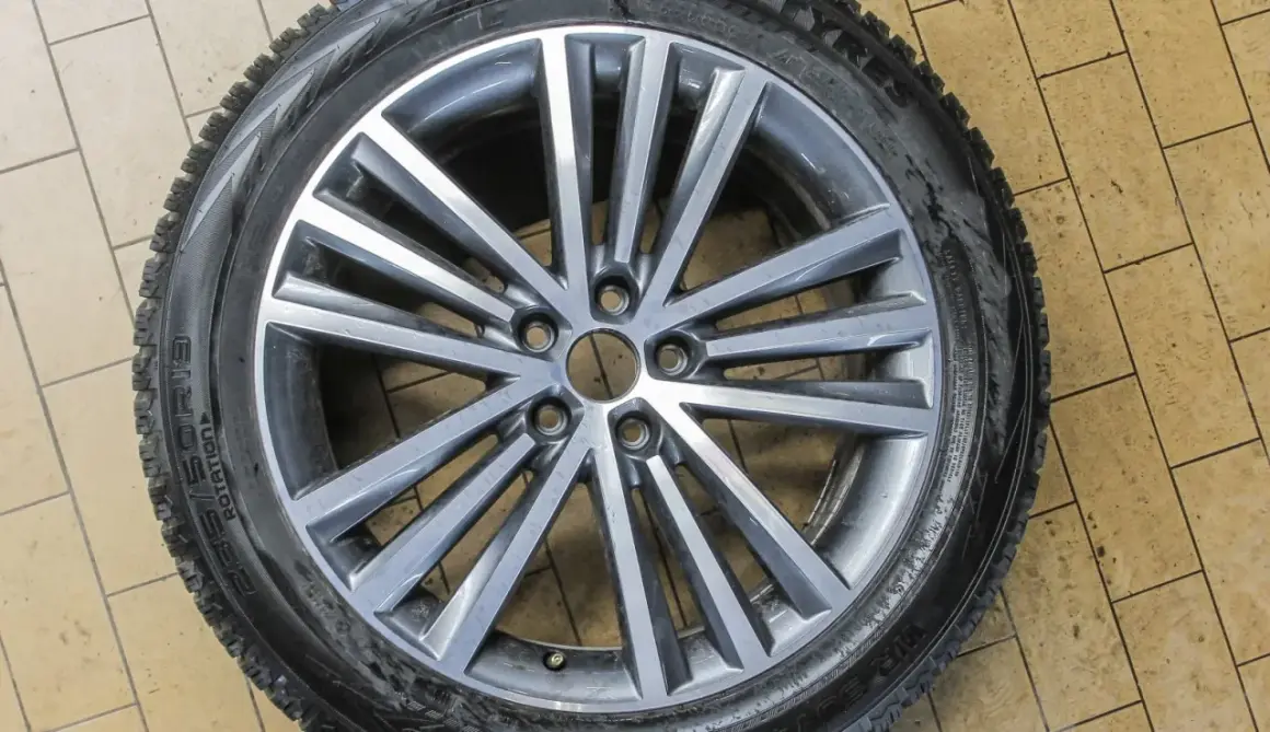 Felga aluminiowa z oponą zimową, idealna do Golfa 4. Rozstaw śrub golf 4 jest standardowy dla tego modelu.
