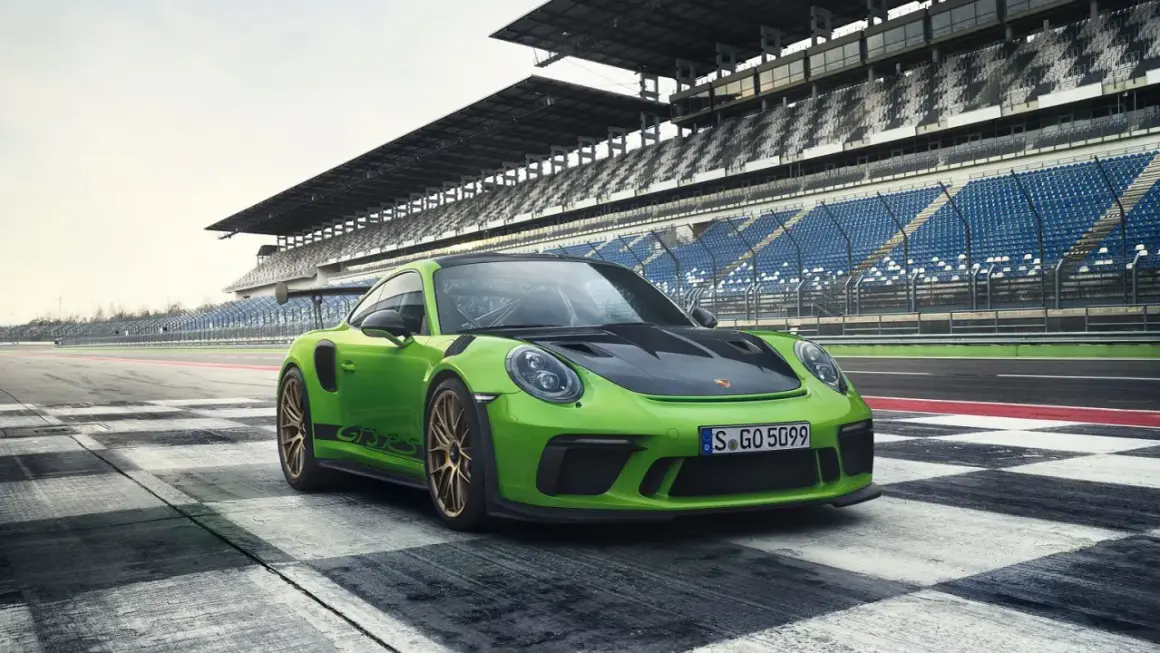 Zielony Porsche GT3 RS na torze wyścigowym. Sprawdź porsche gt3 rs cena i poczuj moc!