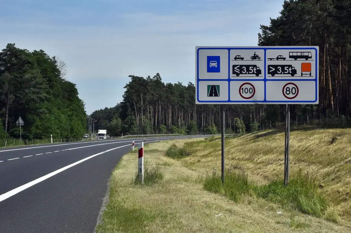 Droga ekspresowa jednojezdniowa z ograniczeniami prędkości 100 km/h dla pojazdów do 3,5t i 80 km/h dla ciężarówek.