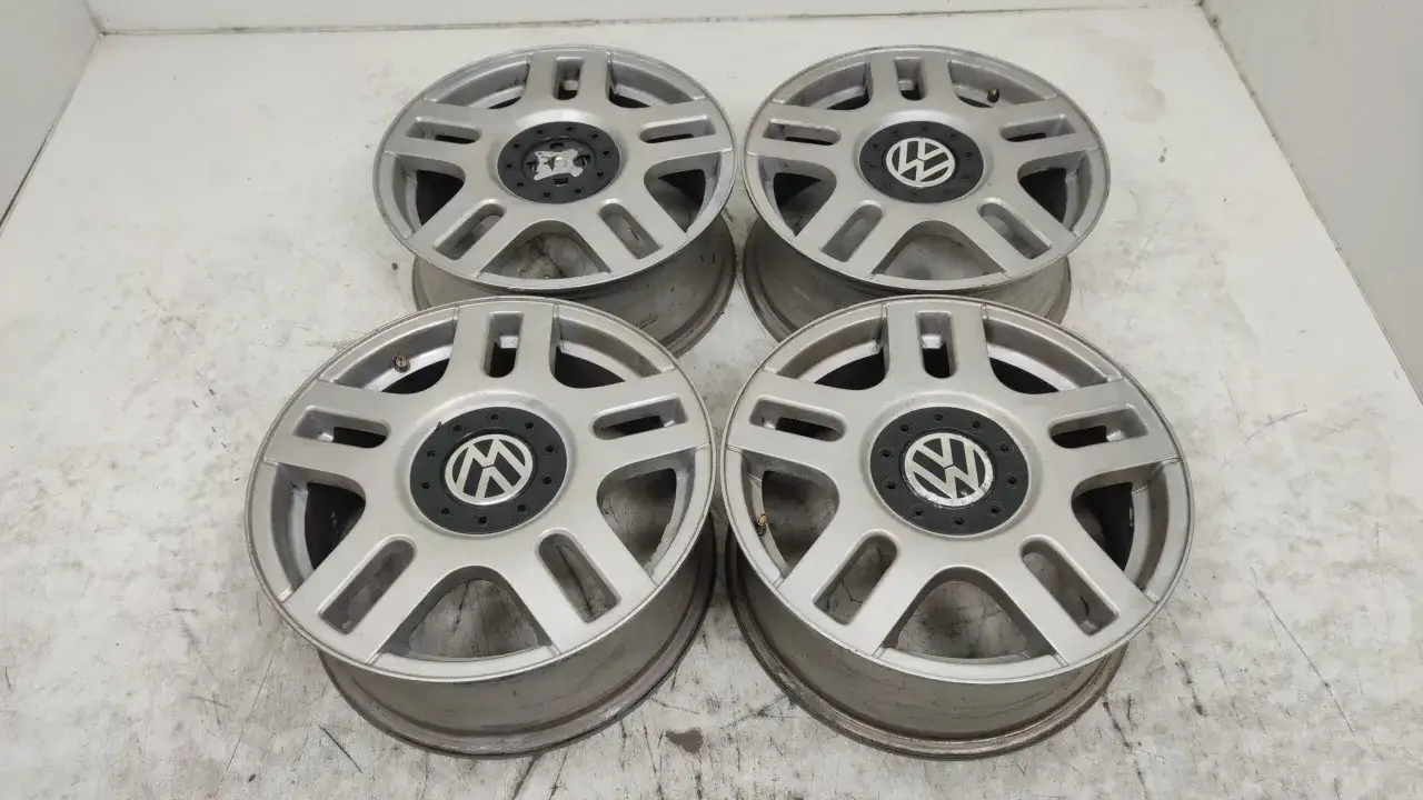 Cztery aluminiowe felgi do Golfa 4 z logo VW. Rozstaw śrub 5x100.