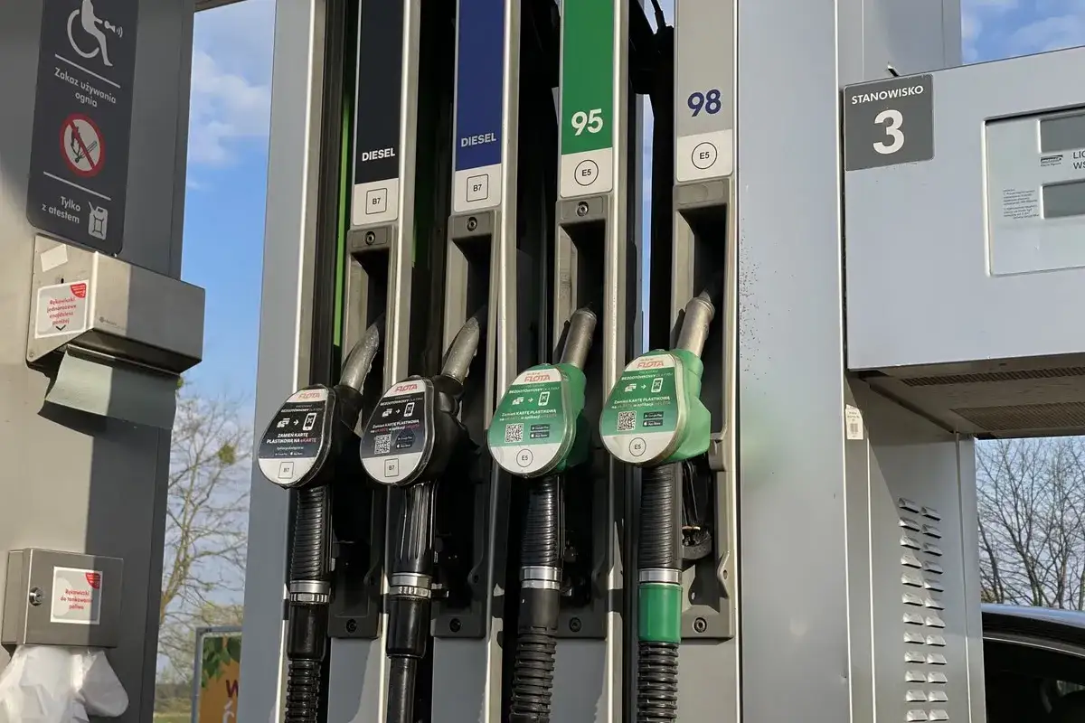 Dostępne paliwa: Diesel, 95 (E10), 98. Dwie zielone dysze do benzyny E10 i E5.