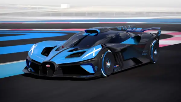 Niebiesko-czarny Bugatti Bolide z białymi akcentami pędzi po torze wyścigowym.