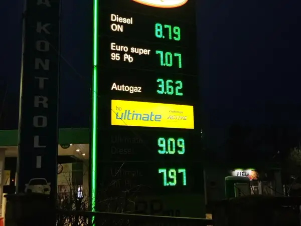 Cena oleju napędowego Ultimate Diesel 9.09, a zwykłego 8.79. Obok ceny autogazu i benzyny.