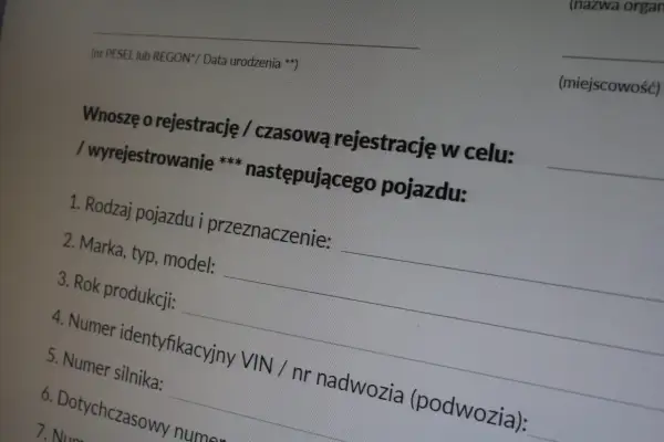 Formularz wniosku o przerejestrowanie samochodu. Wpisz dane pojazdu: rodzaj, marka, rok produkcji, VIN.