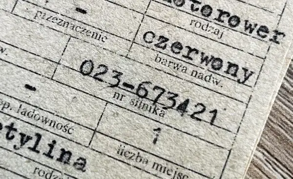 Na dokumencie widoczny numer silnika: 023-673421. Obok wpisano "czerwony" jako barwę nadwozia.