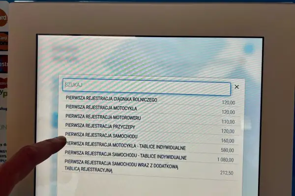 Ile kosztuje przerejestrowanie samochodu bez zmiany tablic? Na ekranie widoczna lista opłat, w tym rejestracja pojazdu.