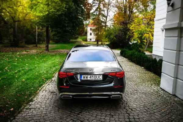 Elegancki Maybach S680 lśni na tle jesiennego parku.
