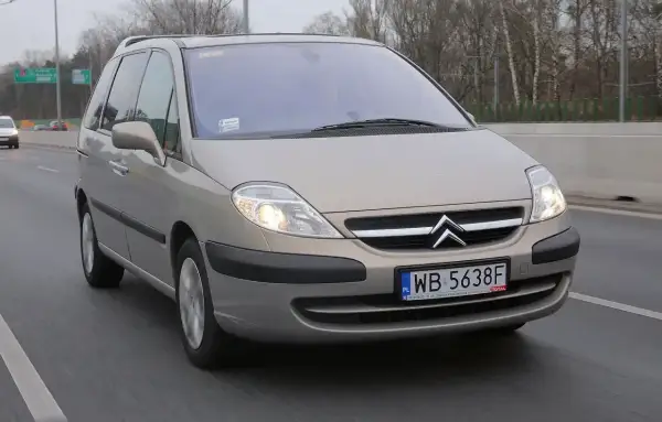 Złoty Citroen C8 jedzie autostradą.