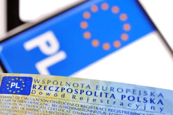 Dowód rejestracyjny z symbolem Unii Europejskiej i napisem "PL". Dokument potwierdza polską rejestrację pojazdu.