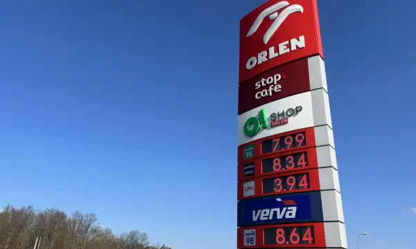 Cena diesla na Orlenie to 8.34. Obok widnieją ceny benzyny 95 (7.99), LPG (3.94) i Vervy 98 (8.64).