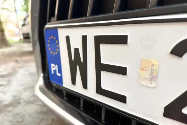 Nowe tablice rejestracyjne z literami WE i unijnym oznaczeniem PL. Auto gotowe do drogi.