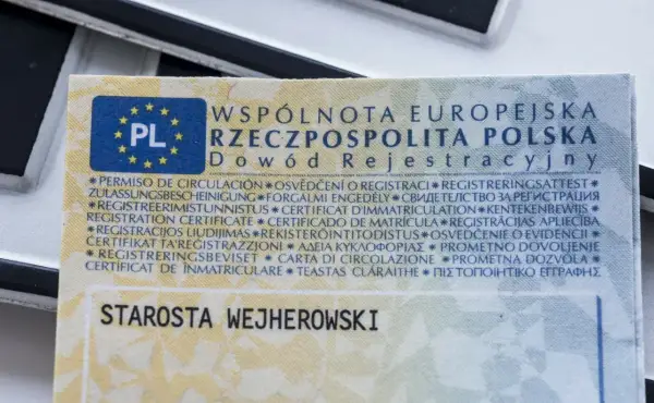 Zgubiony dowód rejestracyjny? Na zdjęciu fragment dokumentu z pieczątką "Starosta Wejherowski".