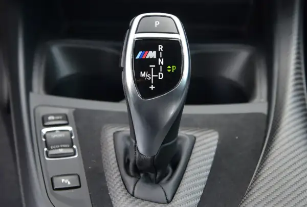 Dźwignia zmiany biegów BMW M z oznaczeniami automatyczna skrzynia biegów: P, R, N, D, M/S.