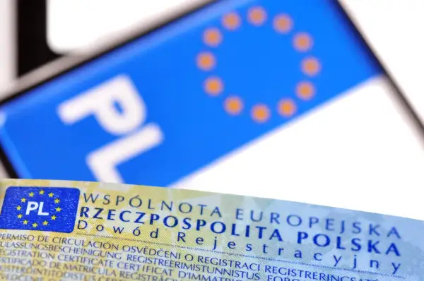 Fragment dowodu rejestracyjnego z napisem "Rzeczpospolita Polska". Sprawdź, jak sprawdzić, czy dowód rejestracyjny jest do odbioru.